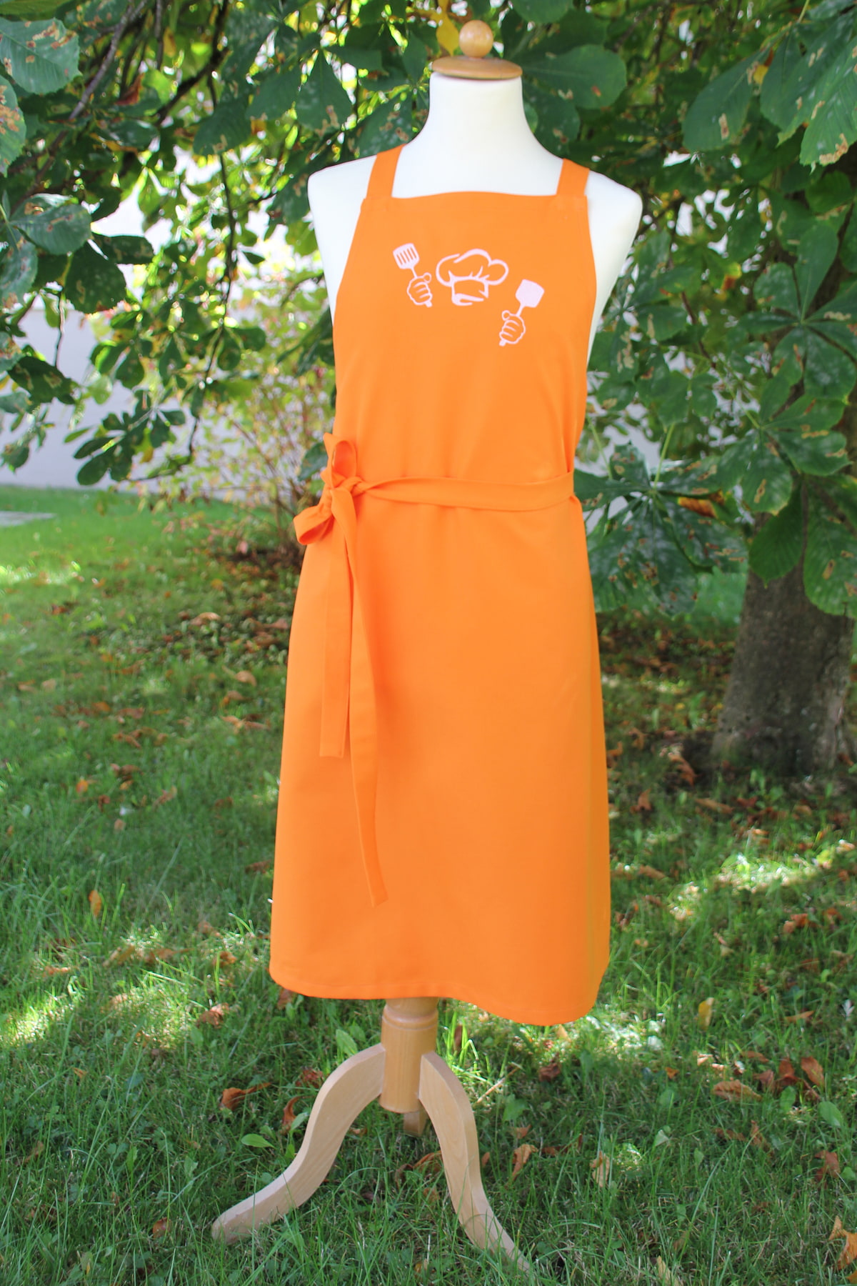 Klassische Koch- und Arbeitsschürze „Kastellan“ orange mit Stick